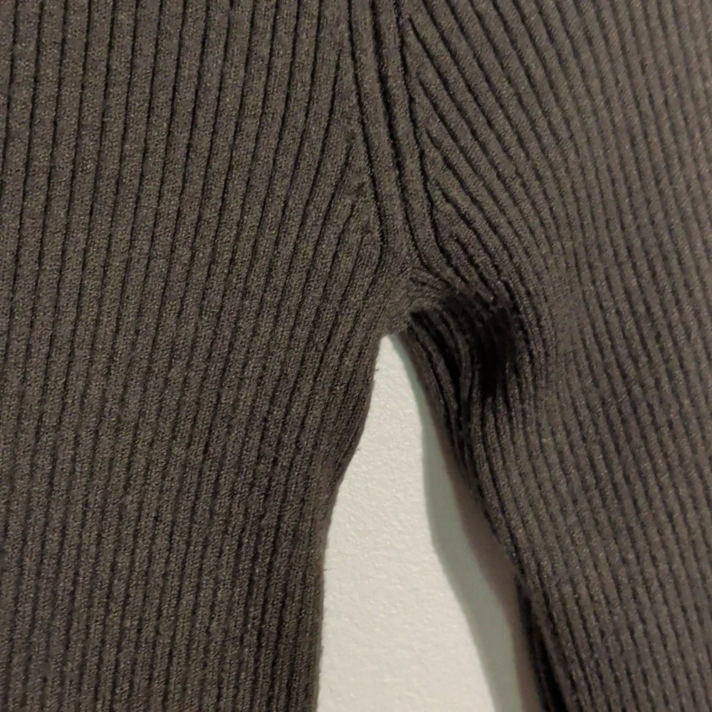 ARITZIA olive green ribbed knit turtleneck - size xs - Picture 6 of 11